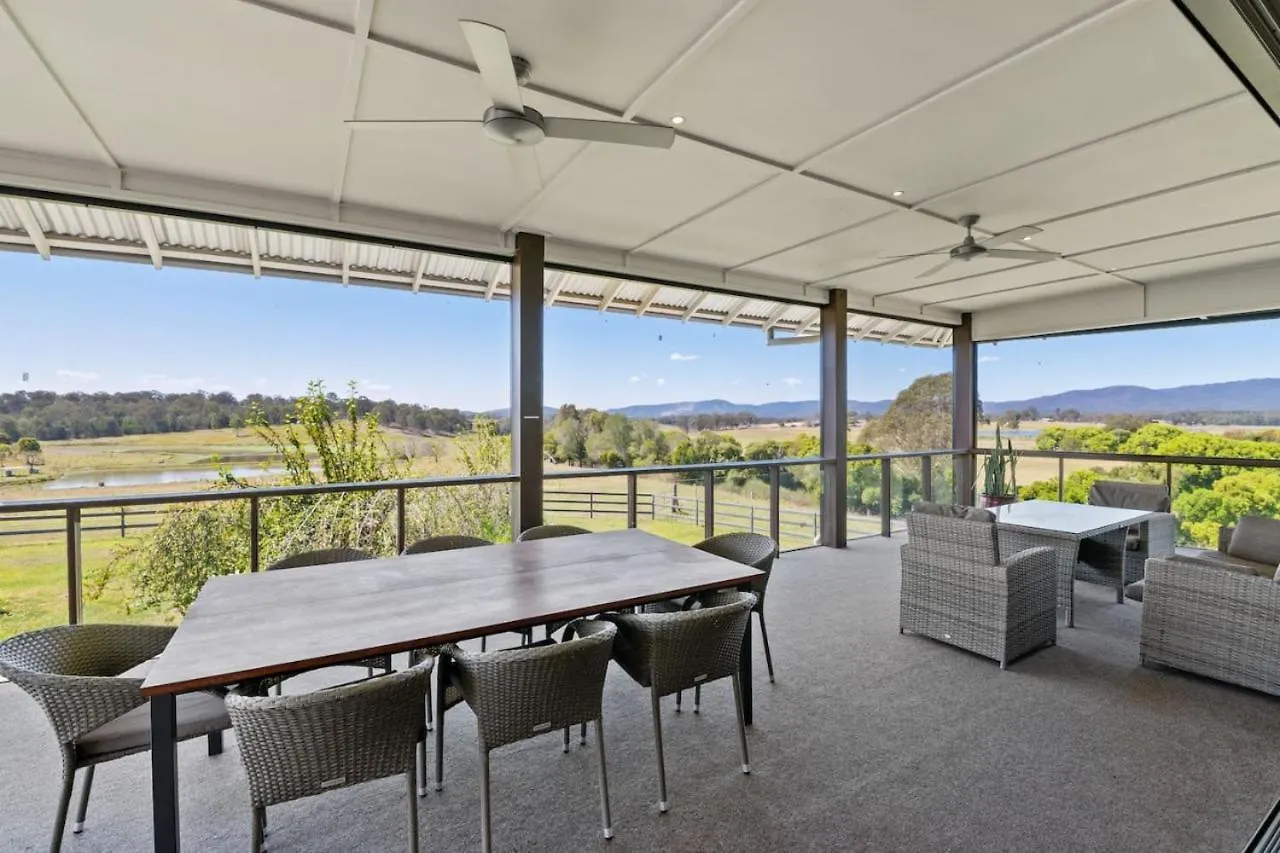 Mountain Majesty With Poolside Relaxing Getaway Villa Tamborine